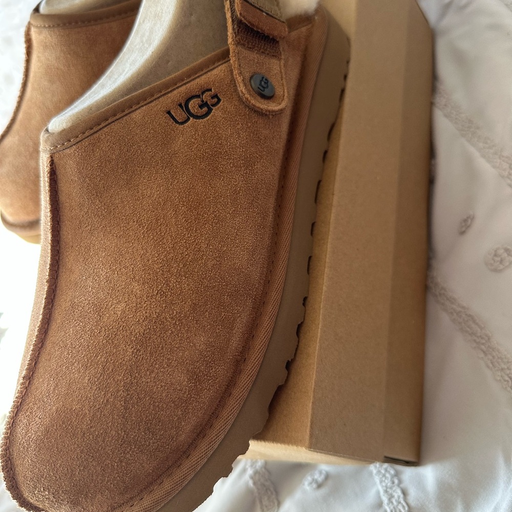 UGG women’s Chestnut Suede Lanah clogs